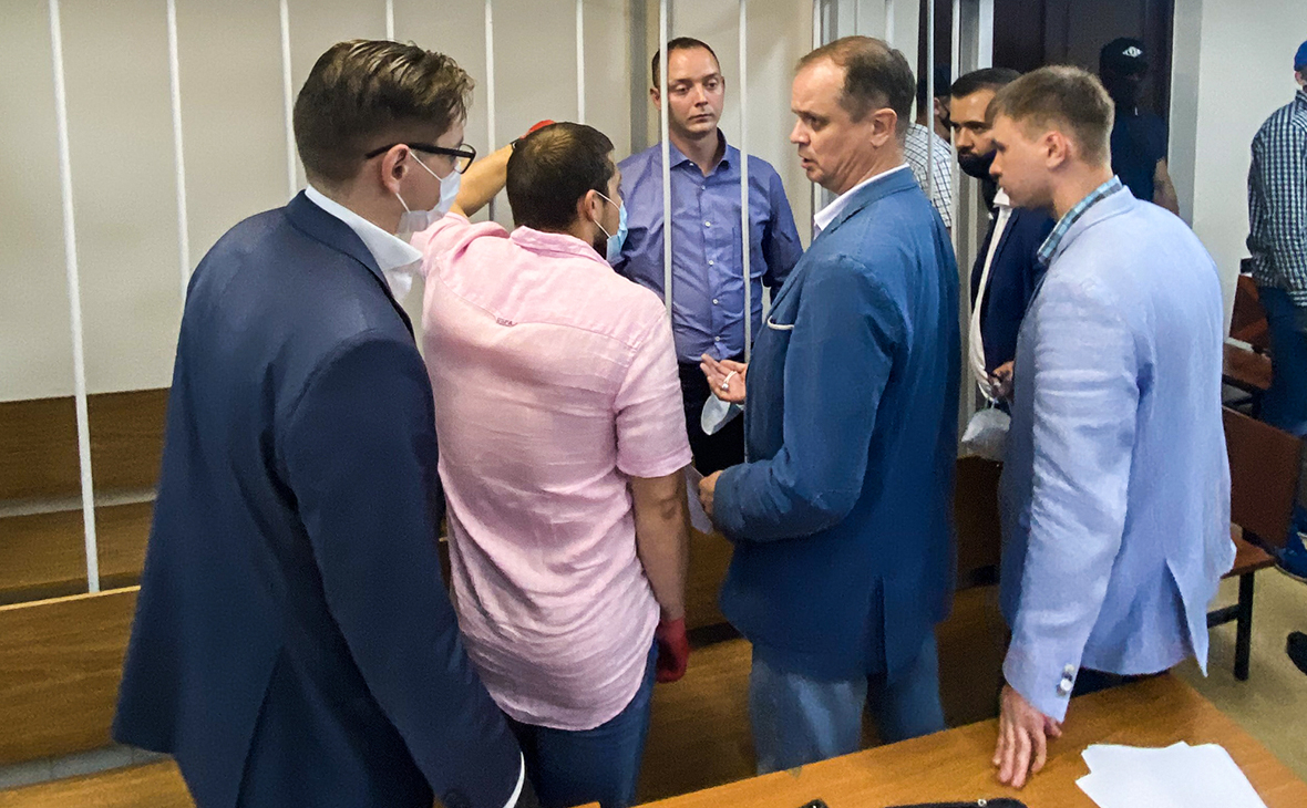Иван Сафронов и его адвокаты в Лефортовском суде