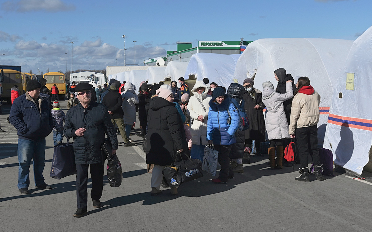 В Россию прибыли более 40 тыс. беженцев из Донбасса"/>













