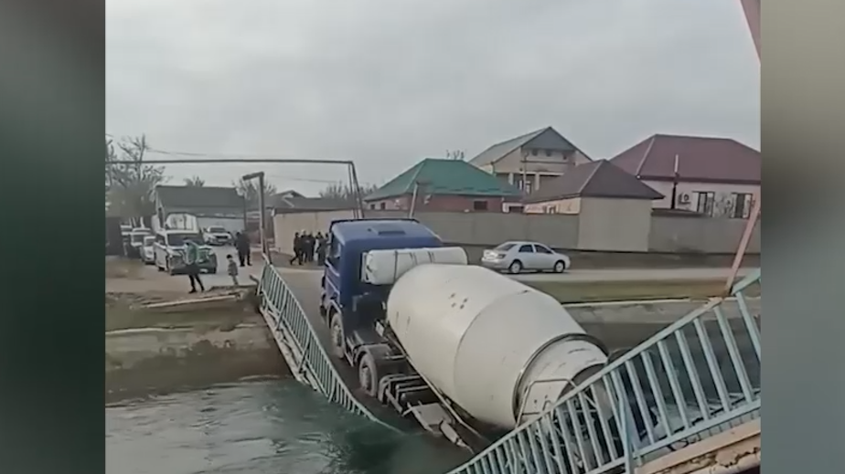 В Дагестане бетономешалка обрушила мост. Видео