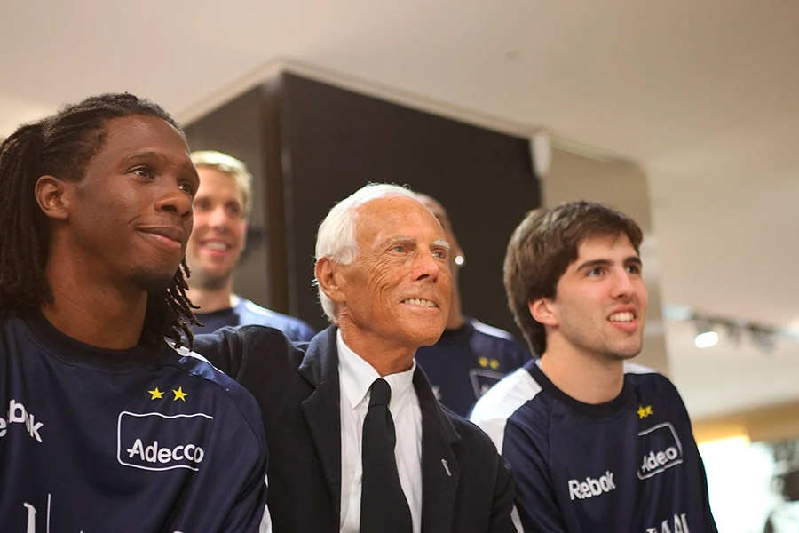 В 2004 году Джорджо Армани запустил спортивную коллекцию ЕА7 (Emperio Armani 7), вдохновленную украинским футболистом и другом модельера Андреем Шевченко, который играл под номером 7 в клубе &laquo;Милан&raquo;. А в 2008 году кутюрье стал владельцем баскетбольного клуба с таким&nbsp;же названием.