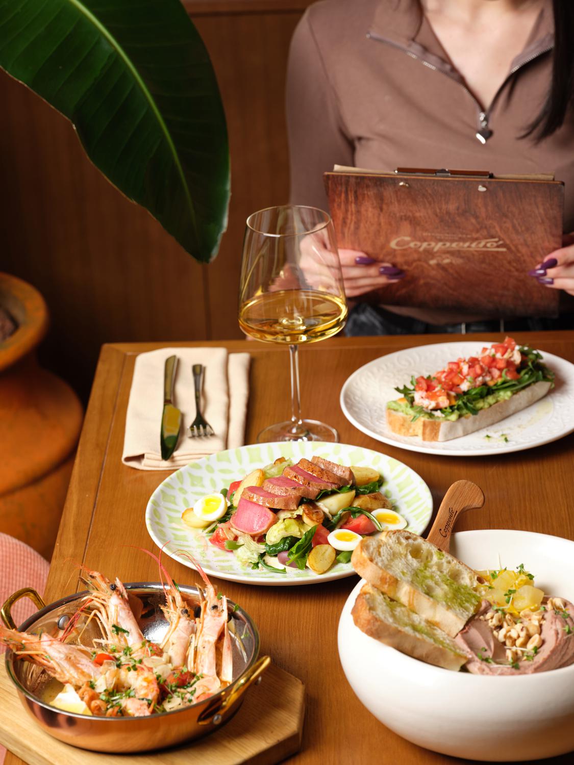 Лангустины по-тоскански; салат с тунцом и горчичным соусом, тосканский паштет из куриной печени; брускетта с камчатским крабом и креветкой в &laquo;Сорренто&raquo;