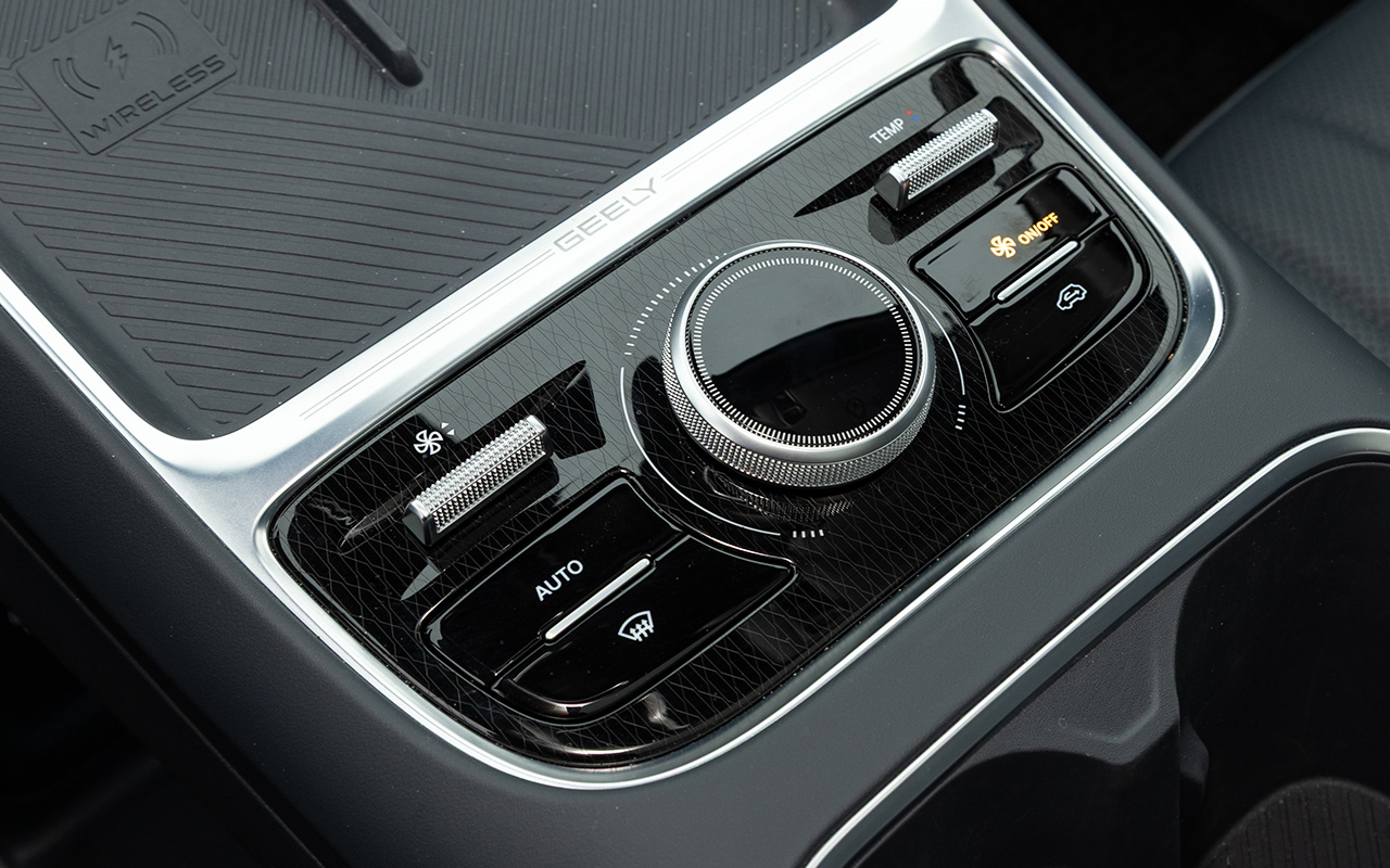 Изменен и блок управления климатом: в Geely EX5 EM-i он стал другим, с большим количеством кнопок. Маркий глянцевый пластик — вот основная беда