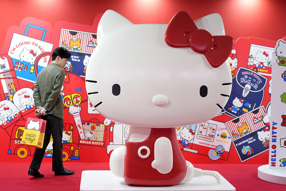 Впервые Hello Kitty представили публике через год после «рождения» — ее изображение появилось на маленьком виниловом кошельке