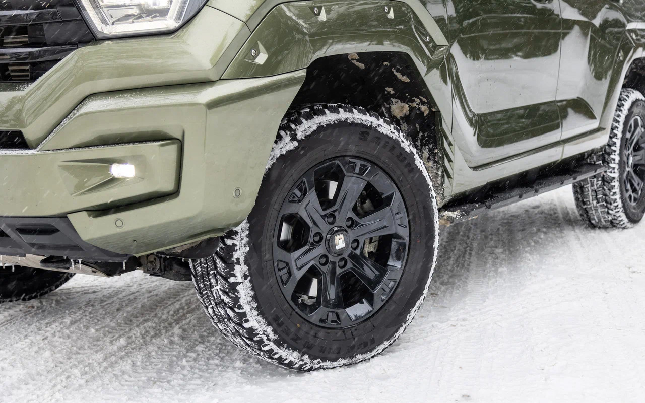 Колеса Tank 400 на фоне габаритов кажутся маленькими. Так оно и есть: размерность &mdash;&nbsp;265/65 R18&nbsp;