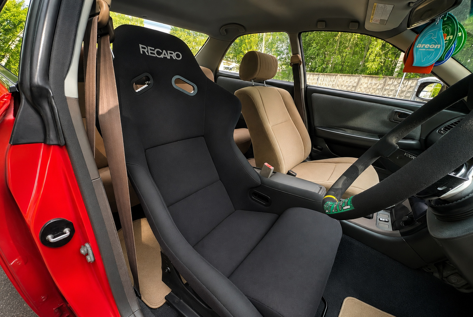 Спортивное кресло Recaro было изготовлено по специальному заказу