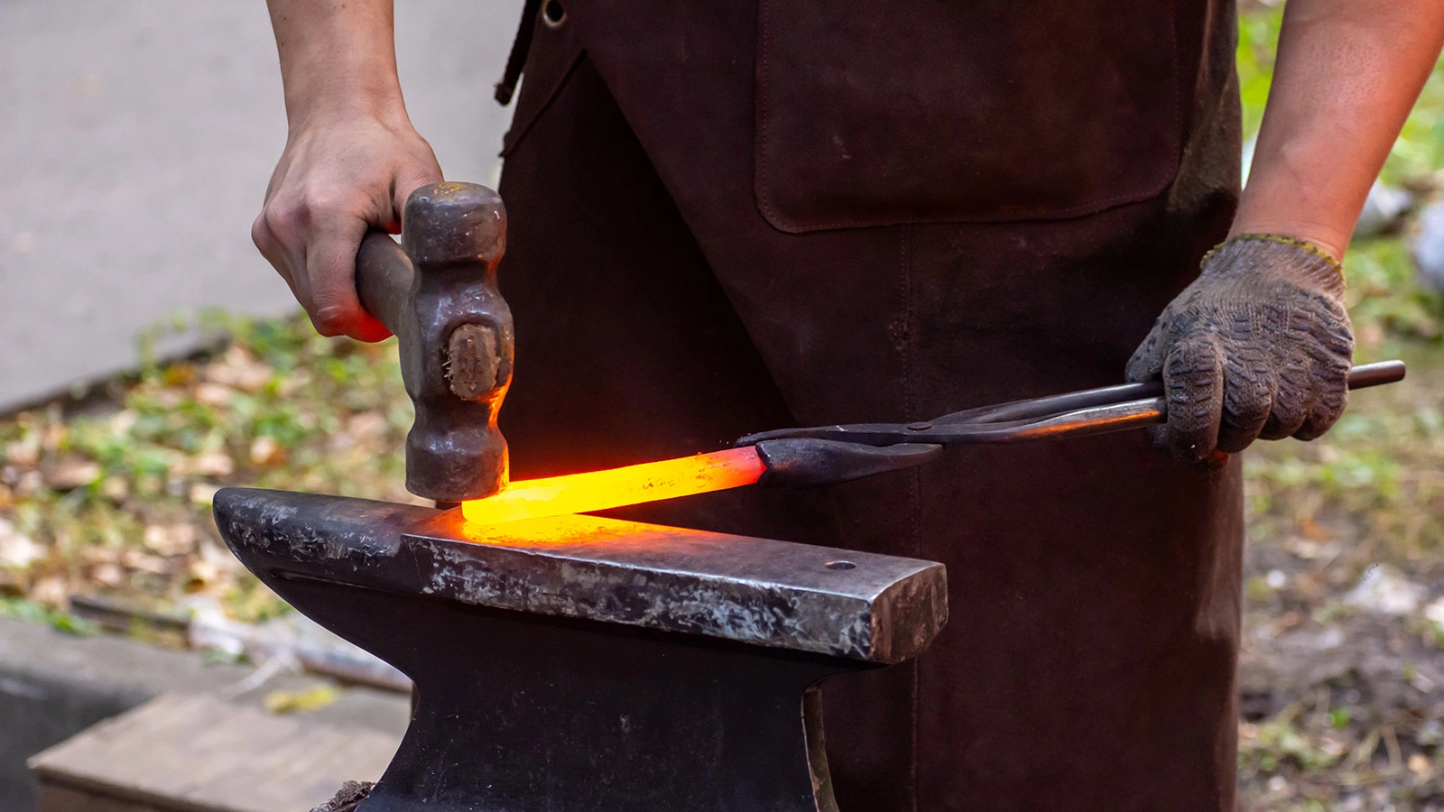 В России взлетел спрос на кузнецов. С чем это связано