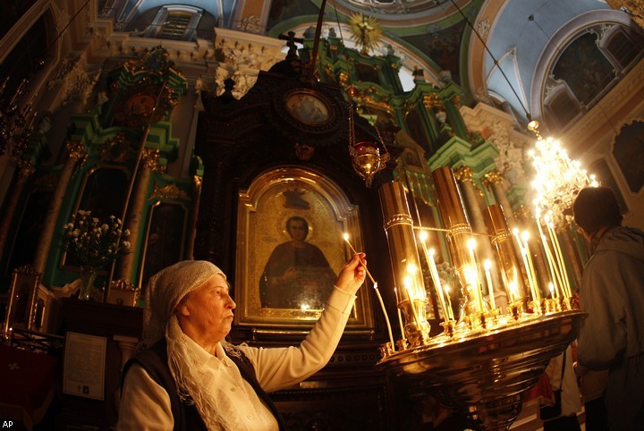 Православные христиане празднуют Пасху