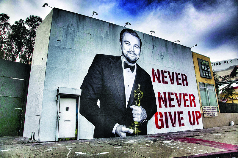 Граффити с надписью &laquo;Никогда не сдавайся&raquo; в Лос-Анджелесе. Несмотря на расхожее мнение о том, что этому баловню судьбы для полного счастья не хватало лишь &laquo;Оскара&raquo;, для Ди Каприо гораздо важнее то, с чем он выступает на Ассамблее ООН.