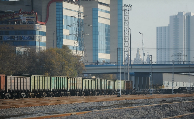 Железнодорожные пути и дома в Москве