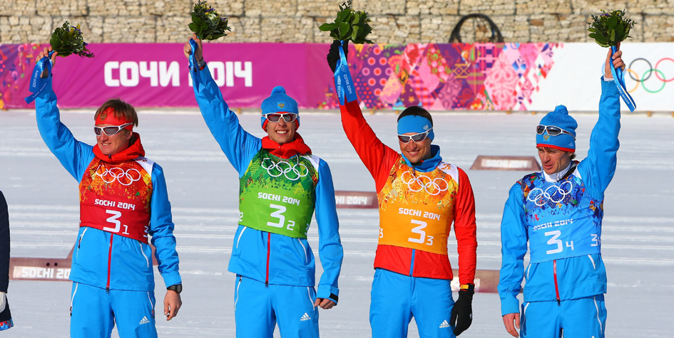 Российские лыжники Дмитрий Япаров, Александр Бессмертных, Александр Легков и Максим Вылегжанин (слева направо), занявшие второе место в эстафете на Олимпиаде 2014 года в Сочи
