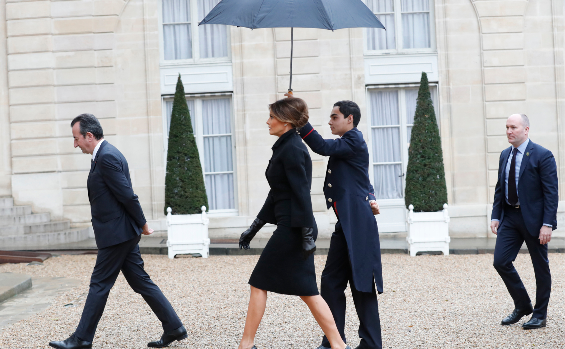 Жена Трампа Мелания под парижским дождем
