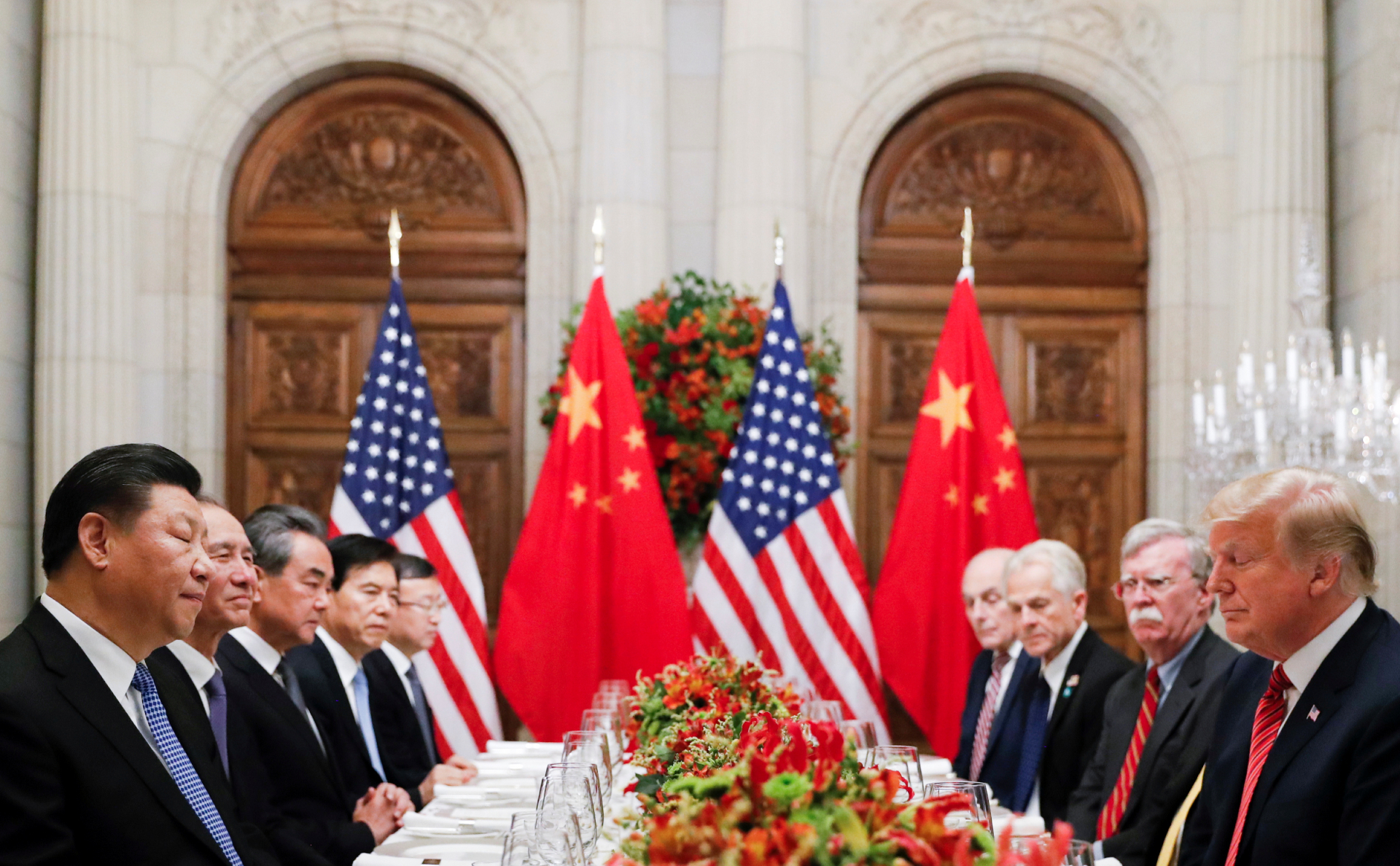 Председатель КНР Си Цзиньпин и президент США&nbsp;Дональд Трамп (по бокам)