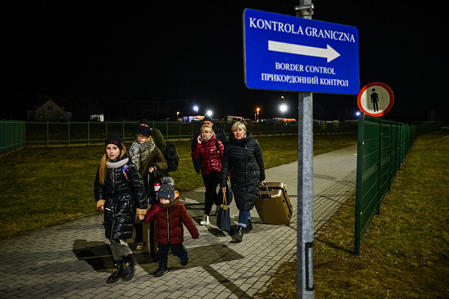 Украинцы после перехода границы в селе Медыка (Польша)