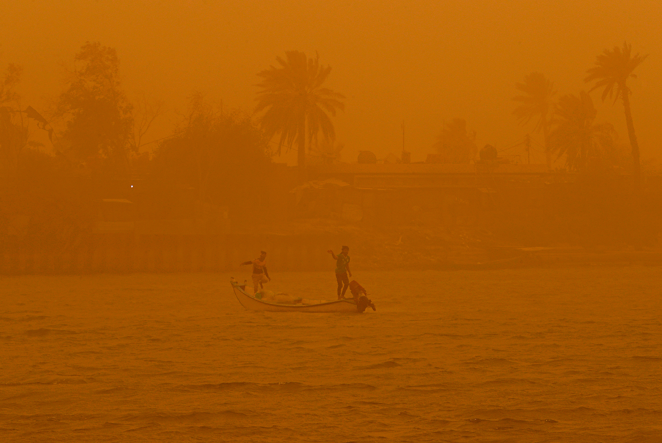 На фото:  река Шатт-эль-Араб, город Басра, Ирак, 23 мая 2022 года