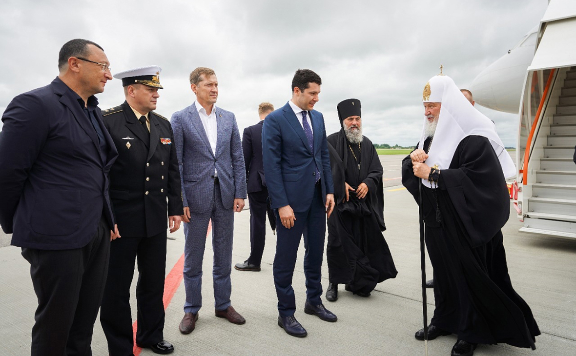 Патриарх Кирилл, архиепископ Серафим, Антон Алиханов (справа налево) и&nbsp;Виктор Лиина (второй слева)