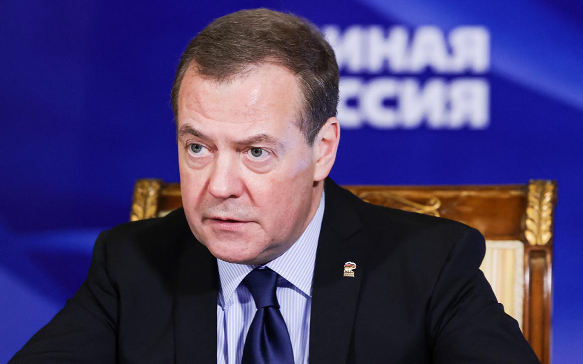 Медведев предложил не пускать «предателей» в Россию и лишить их заработка