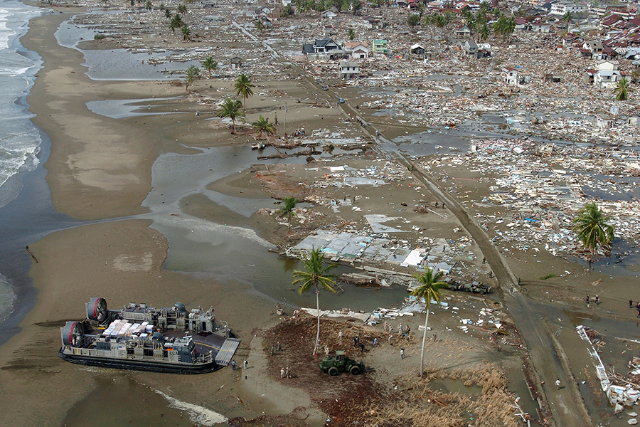 Количество жертв:  227,9 тыс. человек.

В декабре 2004 года на дне Индийского океана было зафиксировано мощное землетрясение магнитудой 9,1 с эпицентром у Андаманских островов. Подземные толчки вызвали цунами, обрушившееся на побережье нескольких стран Юго-Восточной Азии: кроме Индонезии значительно пострадали Таиланд, Шри-Ланка, Индия и Мальдивские острова. Волны, вызванные землетрясением, достигли даже Сомали на восточном побережье Африки.

Первым цунами накрыло остров Суматра в Индонезии&nbsp;&mdash; волна высотой около 17&nbsp;м разрушила дома в городе Банда-Ачех, самом близком к эпицентру землетрясения. Большинство погибших, 170 тыс. человек, находились именно на Суматре (на фото&nbsp;&mdash; военный корабль США доставляет гуманитарную помощь в пострадавший город Мулабох 10 января 2005 года).

Затем цунами дошло до Шри-Ланки и Таиланда. Людей не предупредили о приближающейся волне, поэтому многие отдыхающие оставались на пляжах: среди жертв в Таиланде, где погибли более 5 тыс. человек, часть были иностранными туристами, приехавшими на рождественские каникулы. В Шри-Ланке вода снесла с рельсов пассажирский поезд, в результате сразу погибли около 2 тыс. человек. Из-за цунами около 1,5 млн жителей Шри-Ланки были вынуждены покинуть свои дома. Президент Чандрика Кумаратунга в первый&nbsp;же день объявила островное государство зоной общенационального бедствия и призвала международное сообщество к оказанию срочной гуманитарной помощи