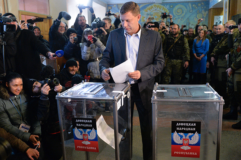 Премьер-министр Донецкой Народной Республики Александр Захарченко голосует на выборах главы ДНР и депутатов Народного Совета республики на избирательном участке №125.