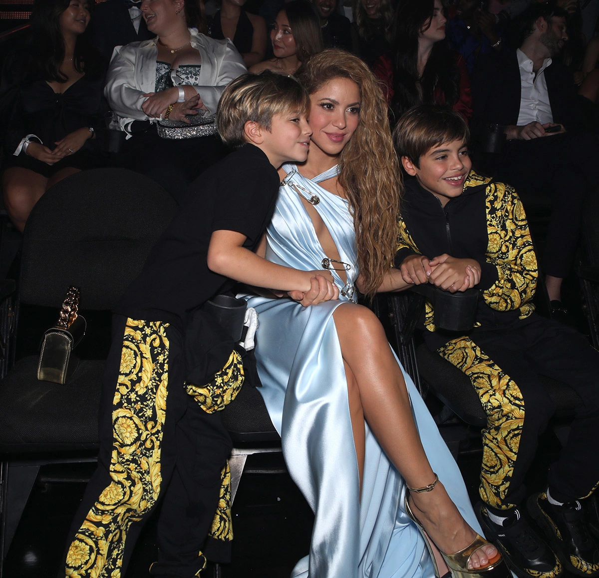 <p>Шакира с сыновьями Миланом и Сашей на премии MTV VMA</p>
