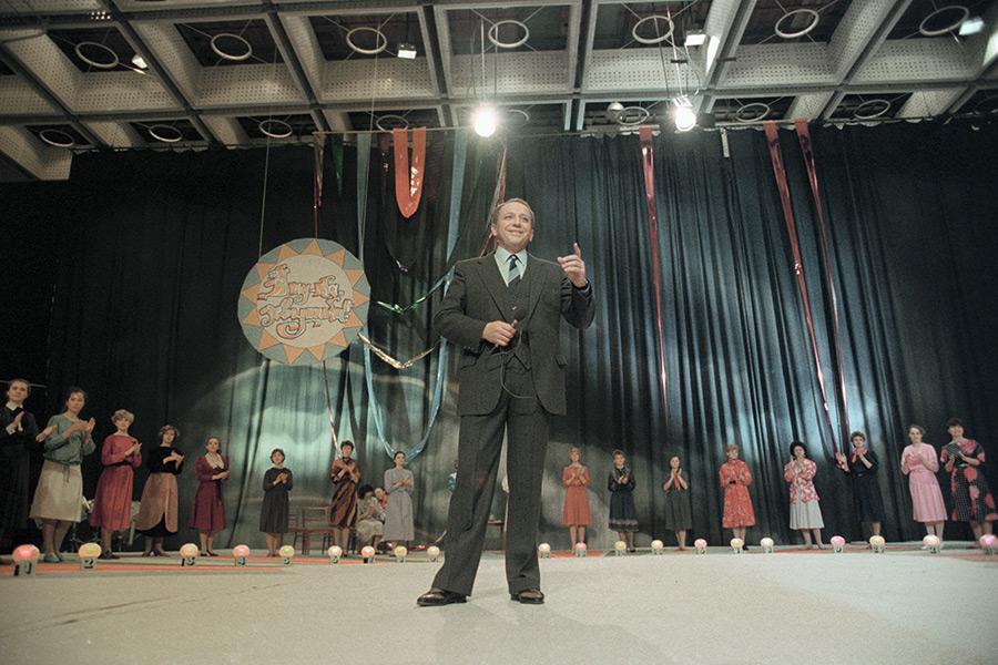 Александр Масляков во время съемок телепередачи &laquo;А ну-ка, девушки!&raquo;, 1987 год