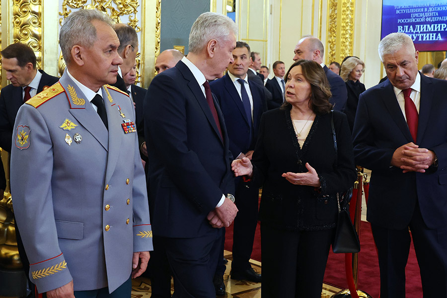 На фото: экс-министр обороны Сергей Шойгу, мэр Москвы Сергей Собянин, Ирина Подносова и глава МВД Владимир Колокольцев перед церемонией инаугурации Владимира Путина в Кремле в 2024 году.