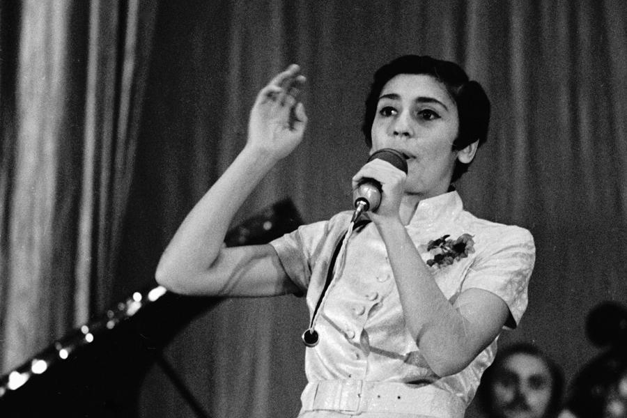 Солистка грузинского эстрадного ансамбля &laquo;Рэро&raquo; Манана Менабде, 1969 год