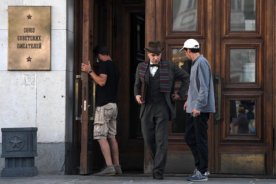 Актер Евгений Цыганов в роли Мастера и режиссер Михаил Локшин (справа) на съемочной площадке фильма «Мастер и Маргарита», 2021 год