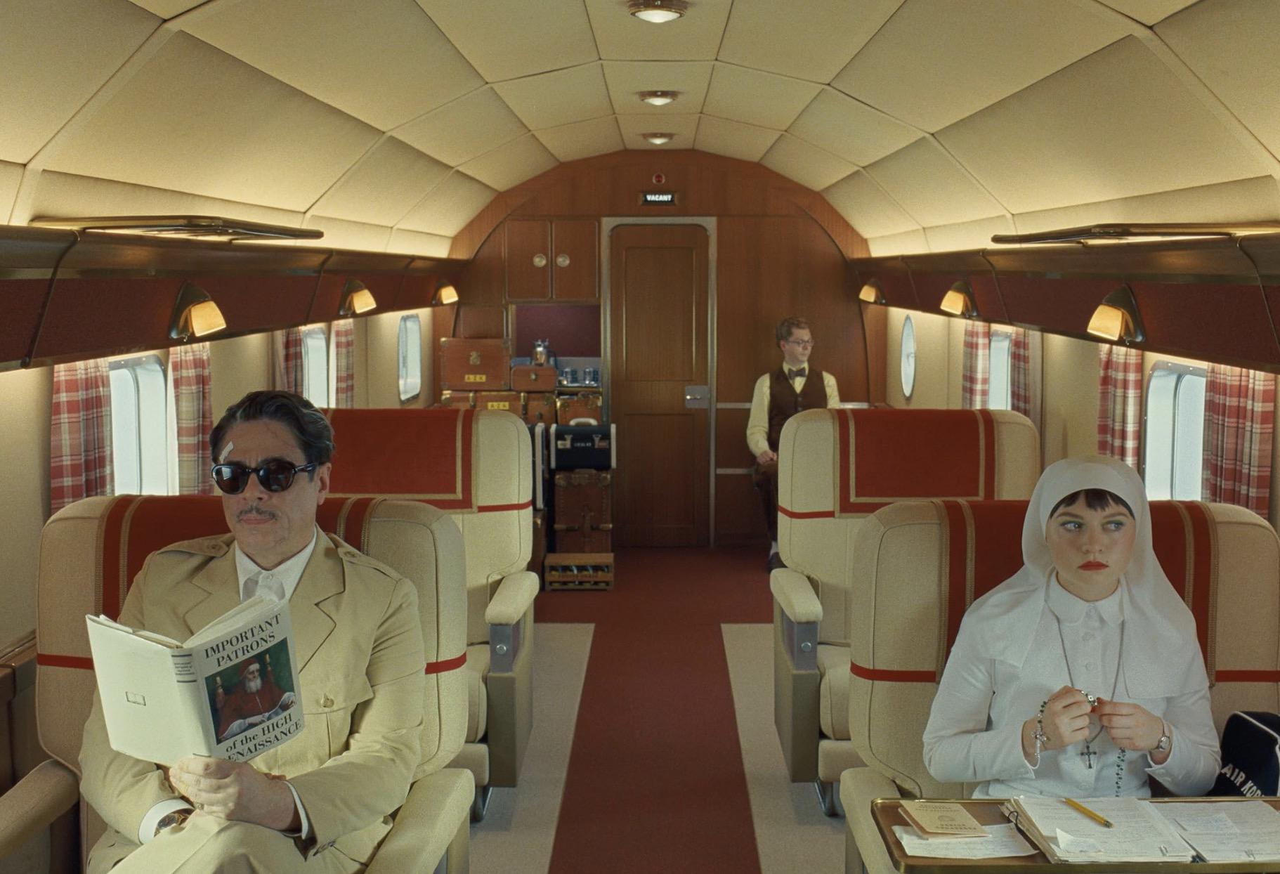 «Финикийская схема».Промышленник, делец и эксцентричный деспот Анатоль Жа-Жа Корда предстает перед небесным судом, но тот не успевает вынести приговор, потому что подсудимый выживает. И так будет еще много раз — пока герой не одумается, не искупит грехи, не прекратит погоню за наследством и не повернется лицом к простому человеческому счастью, которое, конечно же, кроется в честном труде. Режиссер Уэс Андерсон в 13-м по счету фильме объединил все любимые его фанатами приемы, украсил их актерскими работами Бенисио Дель Торо, Бенедикта Камбербэтча и Мии Триплтон, дочери актрисы Кейт Уинслет