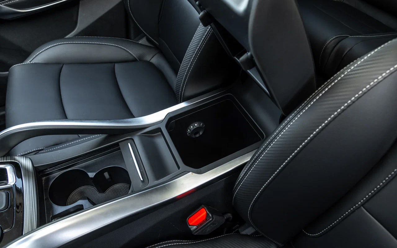 Подстаканники в Belgee X70 обычно заняты не напитками, а смартфоном. Центральный бокс — с узким проемом, но с возможностью охлаждения