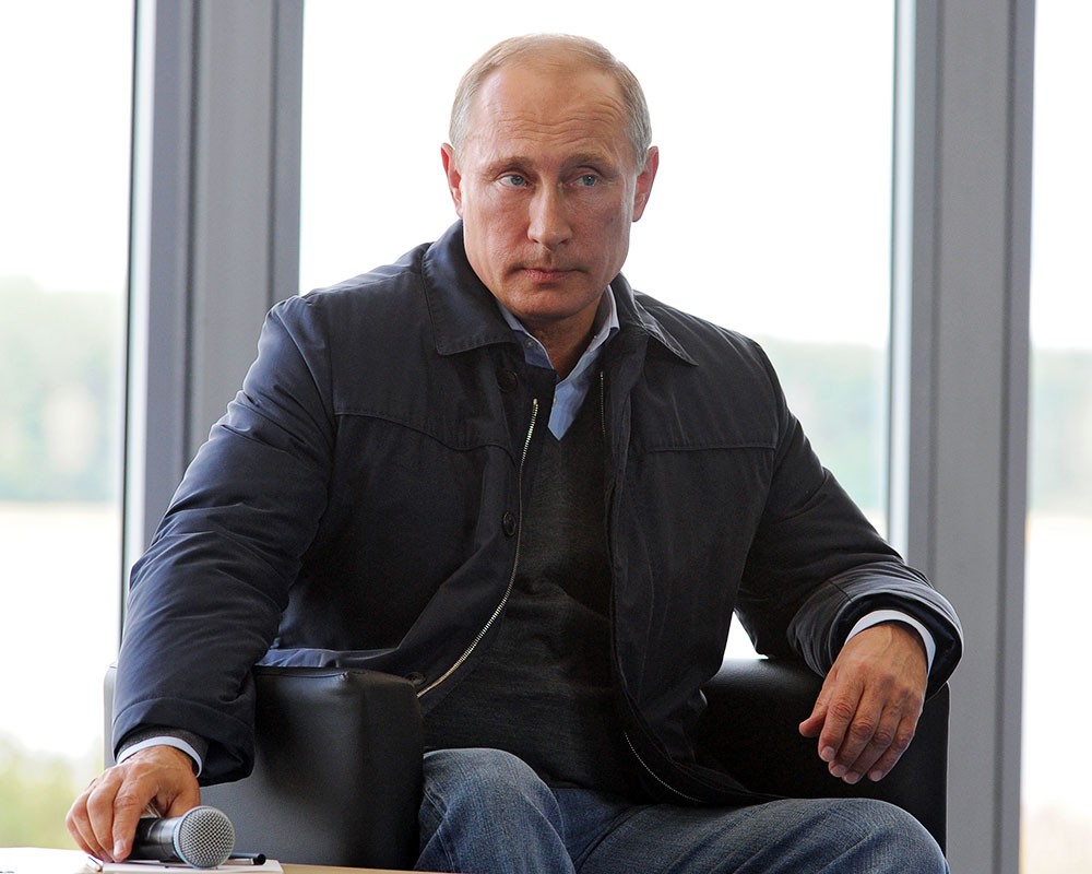 Путин в черной рубашке