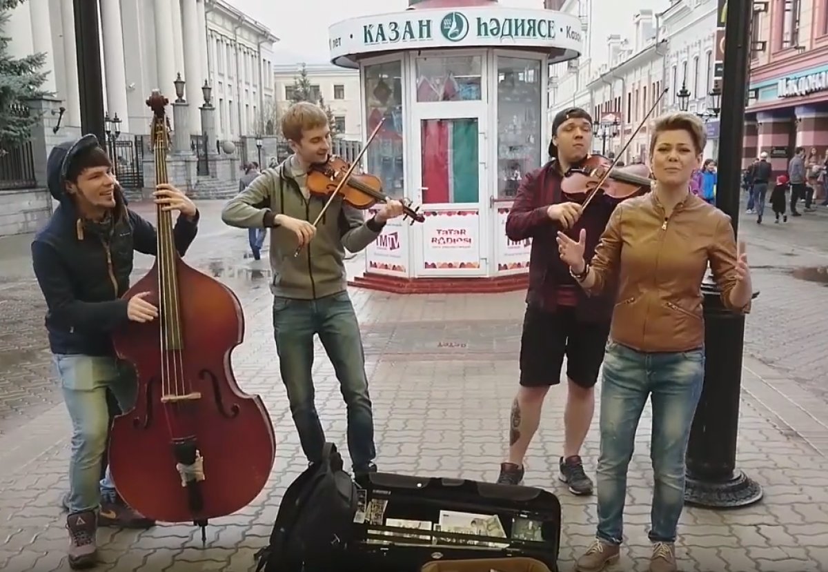 В Казани песня уличных музыкантов о Путине стала хитом интернета 