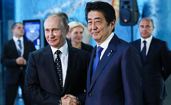 Премьер Японии Синдзо Абэ и президент России Владимир&nbsp;Путин&nbsp;​на Восточном экономическом форуме во Владивостоке


