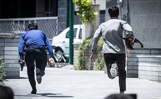 Вооруженные люди во&nbsp;время атаки в&nbsp;Тегеране


