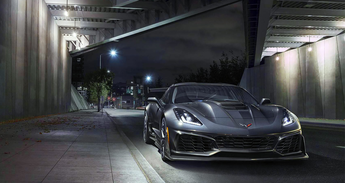 Экстремальный Corvette 2019 модельного года оснастили модернизированным мотором V8 6,2, который теперь выдает 750 л.с. и 920 Нм крутящего момента. До 100 км/ч суперкар разгоняется менее чем за три секунды, а максимальная скорость составляет около 340&nbsp;км в час. Стандартную &laquo;четверть&raquo; Corvette ZR1 проезжает быстрее 11 секунд. Продажи начнутся весной следующего года по цене более 120&nbsp;000 долларов.
