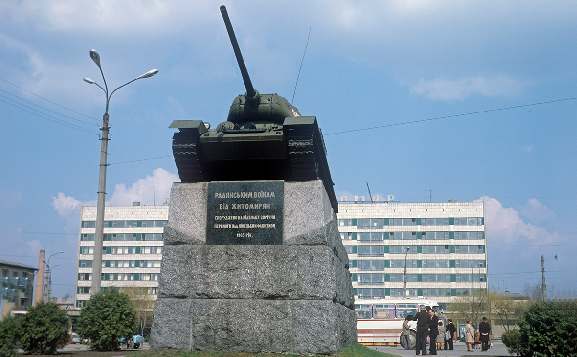 Танк-памятник советским воинам на площади Победы в Житомире, Украина. Архивное фото