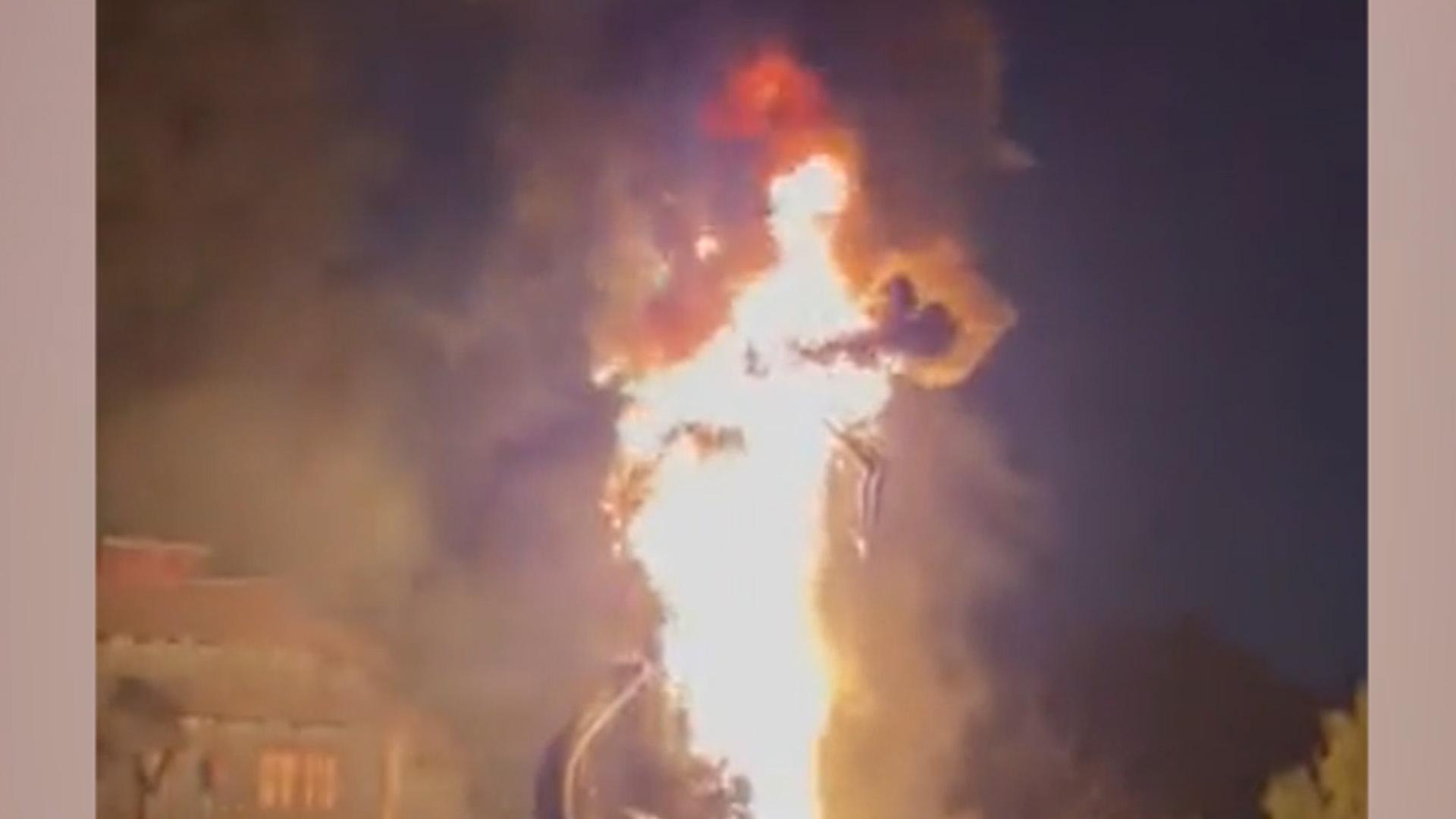 В калифорнийском «Диснейленде» загорелся дракон. Видео