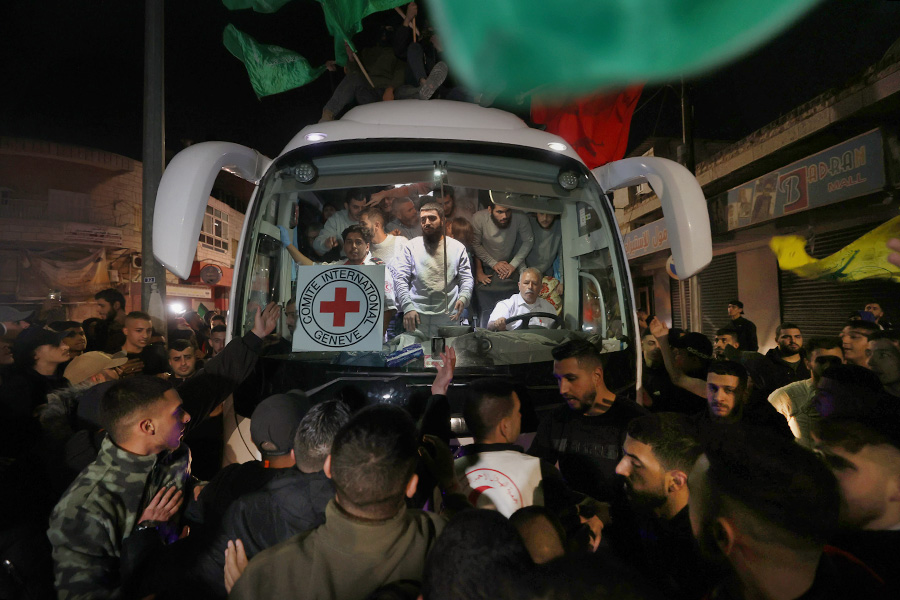 Палестинские заключённые прибывают в город Аль-Бире на Западном Берегу