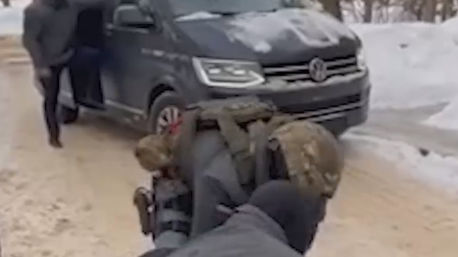 ФСБ показала, как подозреваемый в Лобне закладывал бомбу под машину