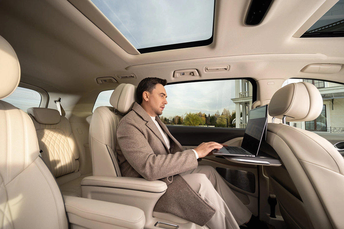 От тягот дороги также спасали кресла Zero Gravity, в которые встроены не только функции подогрева и вентиляции, но и массажа