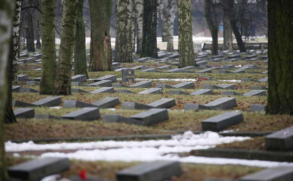 В Петербурге возбудили дело о хищении букетов с Пискаревского кладбища