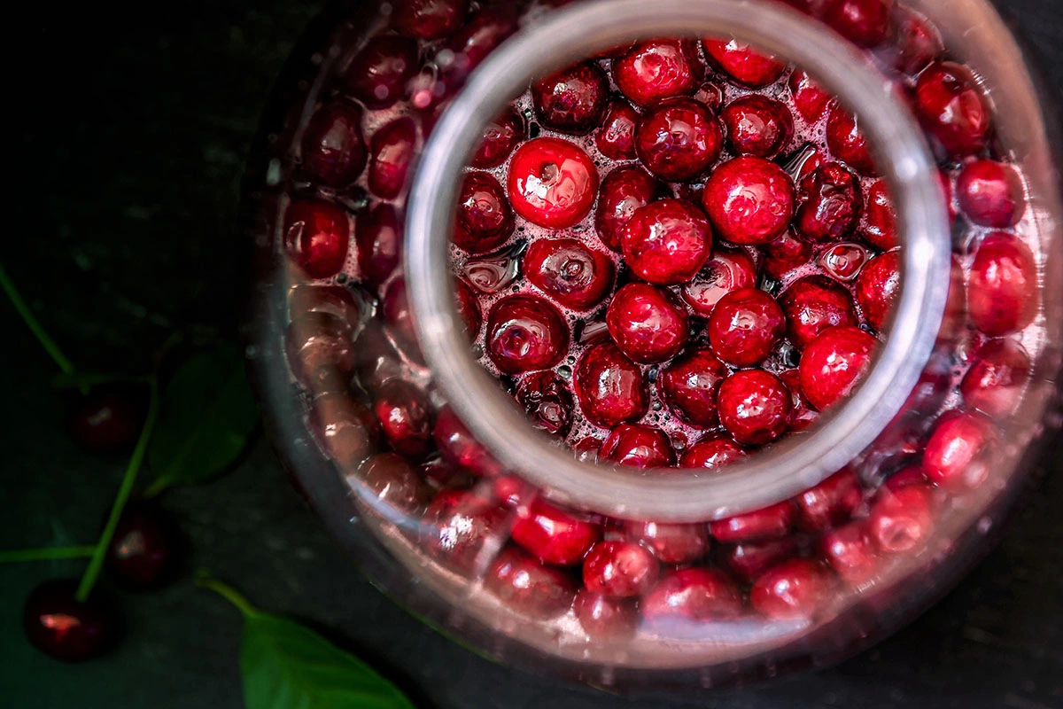 Настойку лучше всего выдерживать в стеклянной банке