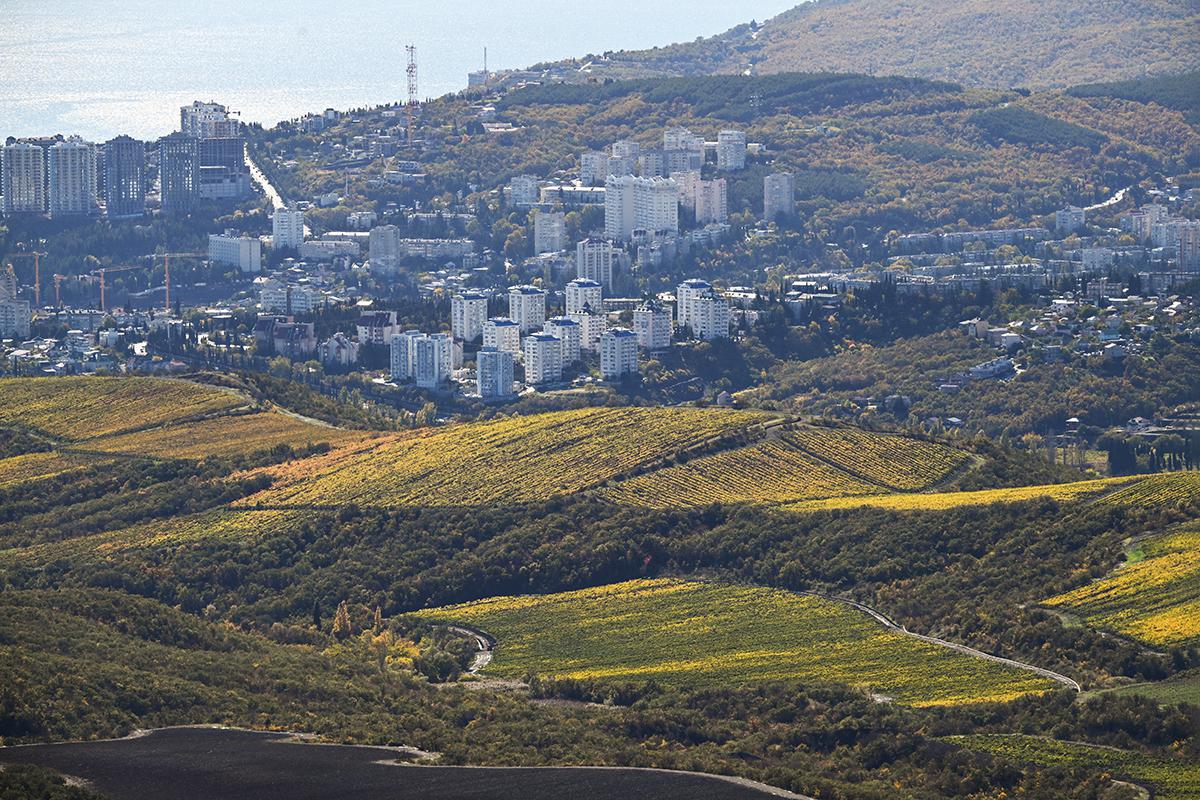 Вид на Алушту из села Лучистое, Крым