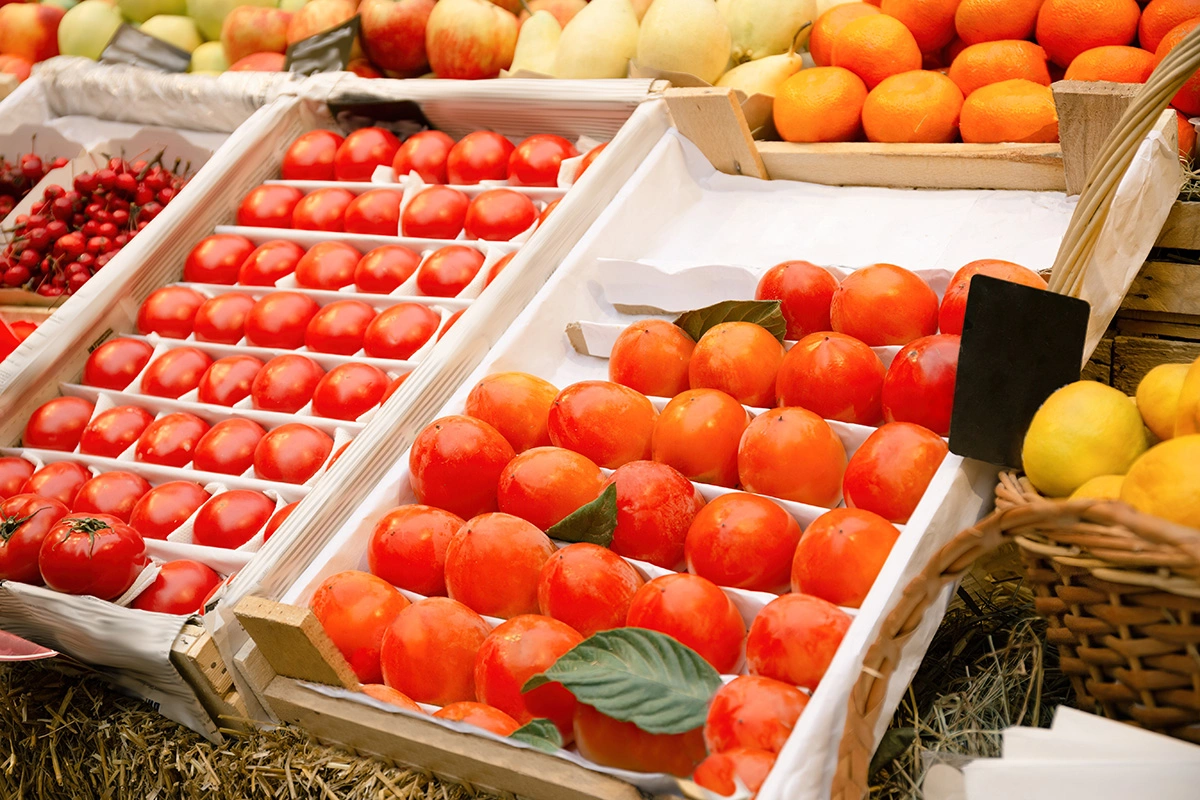 Если хурма перед вами слишком бледная или имеет зеленоватые пятна, то, скорее всего, она невызревшая