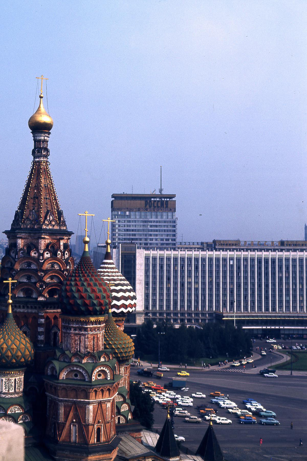 Гостиница &laquo;Россия&raquo; на фоне Собора Василия Блаженного, Москва, 1977
