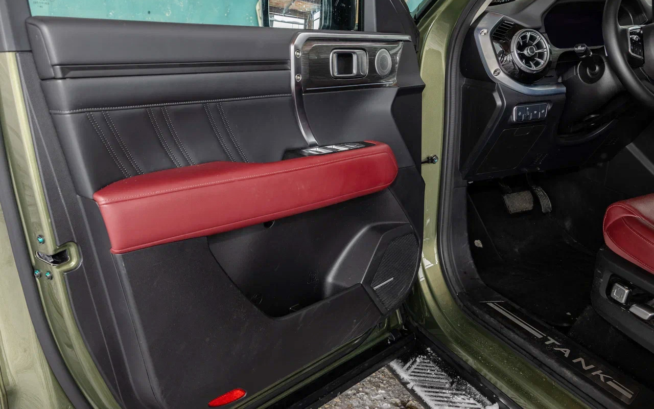 Отделка дверных карт&nbsp;&mdash; первоклассная: жестких поверхностей на дверях почти нет