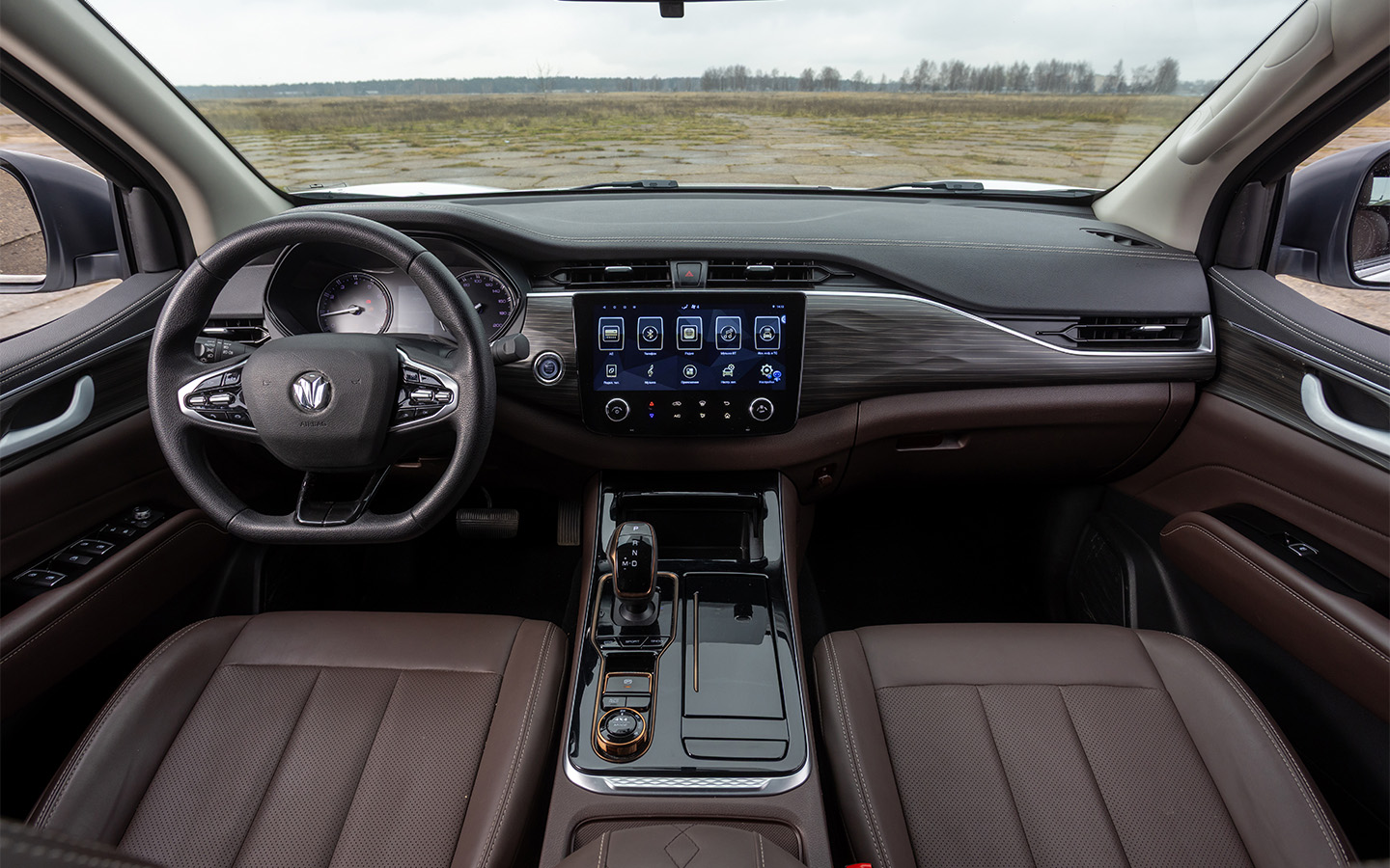 Помимо АКП топ-версия отличается электрическим стояночным тормозом. У базовой рычаг