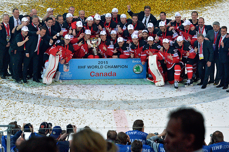 Игроки сборной Канады, завоевавшие золотые медали чемпионата мира по хоккею в Праге, во время церемонии награждения