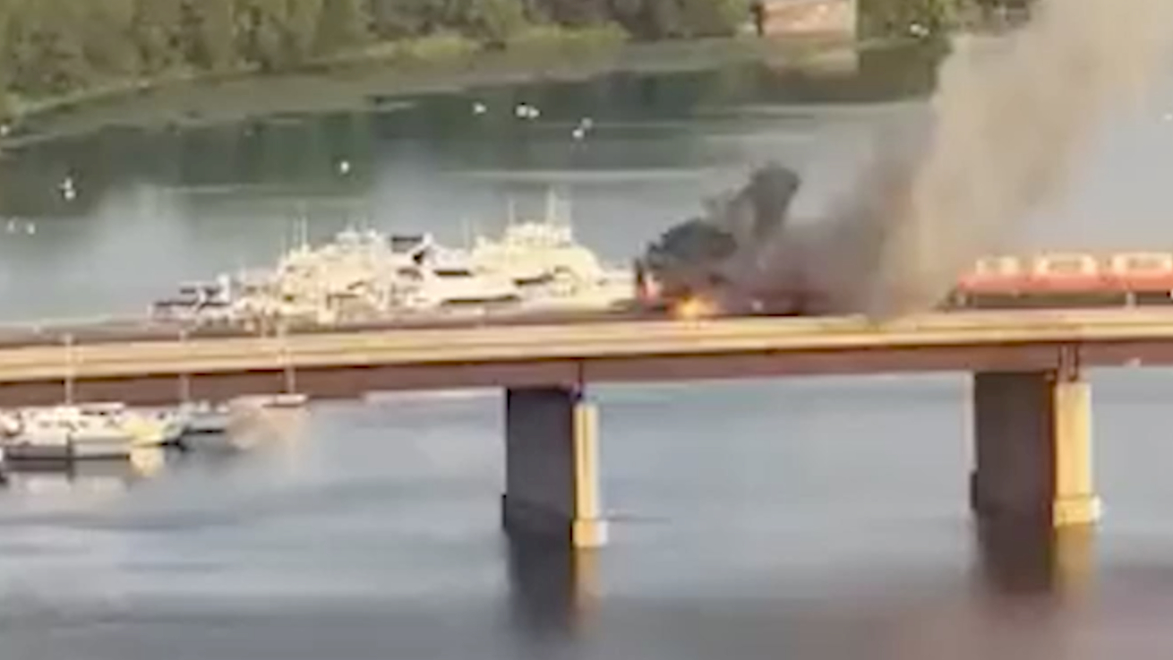 В США на мосту загорелся поезд с 200 пассажирами. Видео