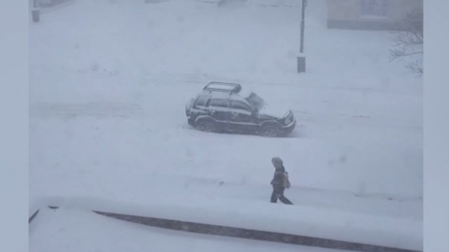 Магадан накрыл снежный циклон. Видео