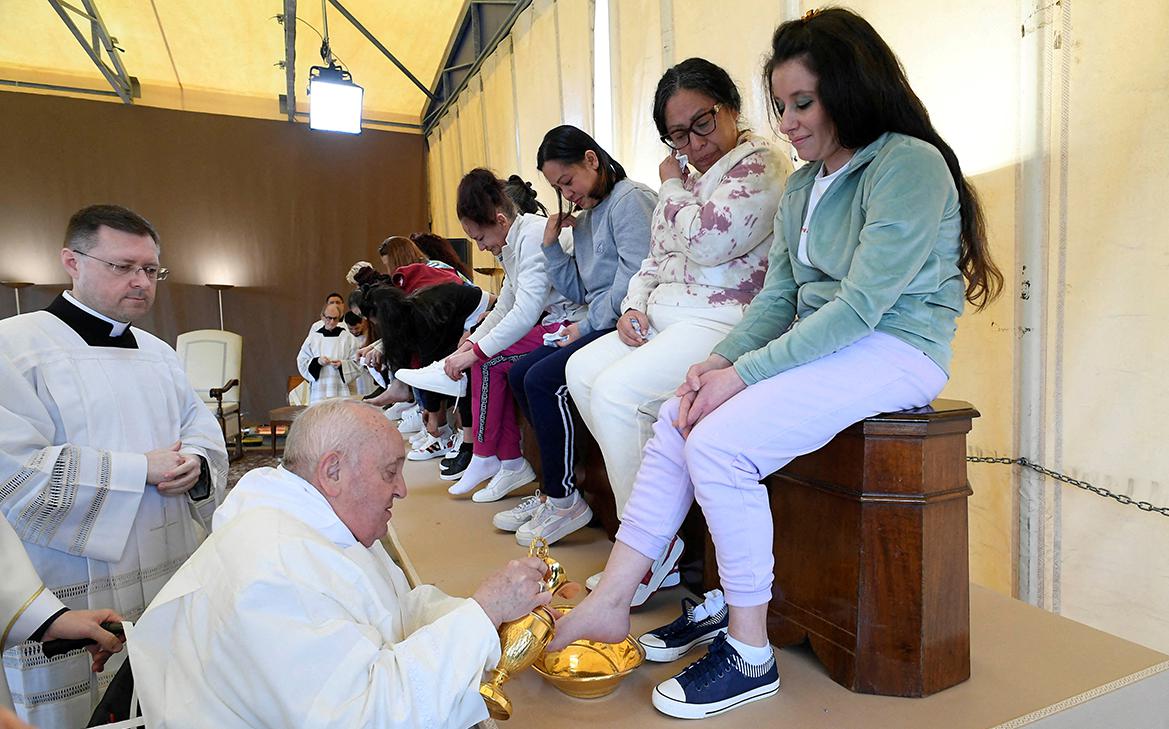 Папа римский впервые омыл ноги 12 женщинам в Чистый четверг